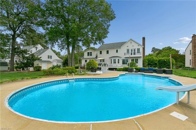 30 Rivergate DR, Poquoson, VA 23662