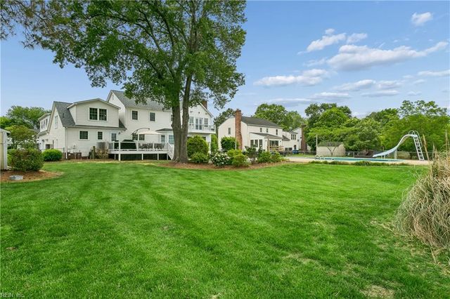 30 Rivergate DR, Poquoson, VA 23662