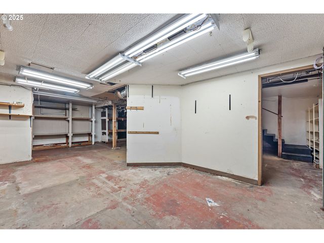 3403 Ne BROADWAY St, Portland, OR 97232