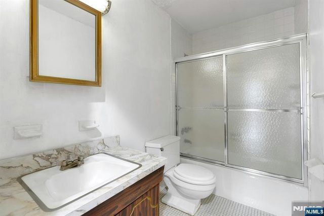 2150 Center Avenue 2E, Fort Lee, NJ 07024