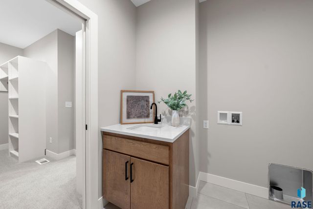 8312 E Wicker Ct Court, Sioux Falls, SD 57110