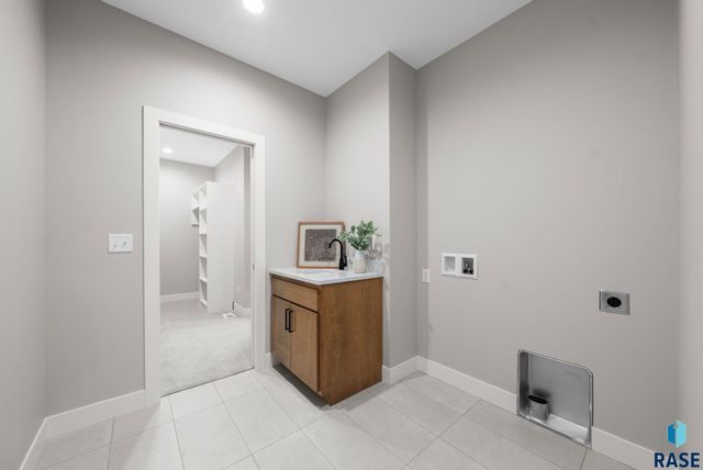 8312 E Wicker Ct Court, Sioux Falls, SD 57110