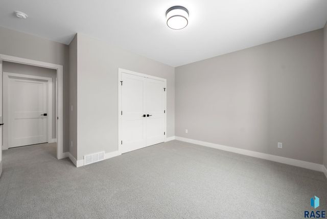 8312 E Wicker Ct Court, Sioux Falls, SD 57110