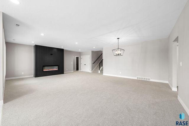 8312 E Wicker Ct Court, Sioux Falls, SD 57110