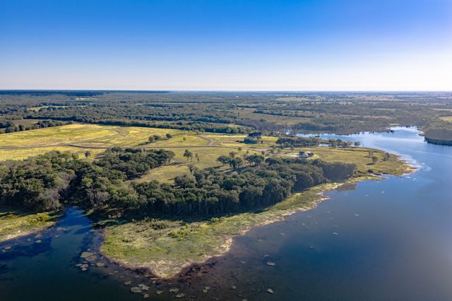 360 Lakewood Lane, Honey Grove, TX 75446