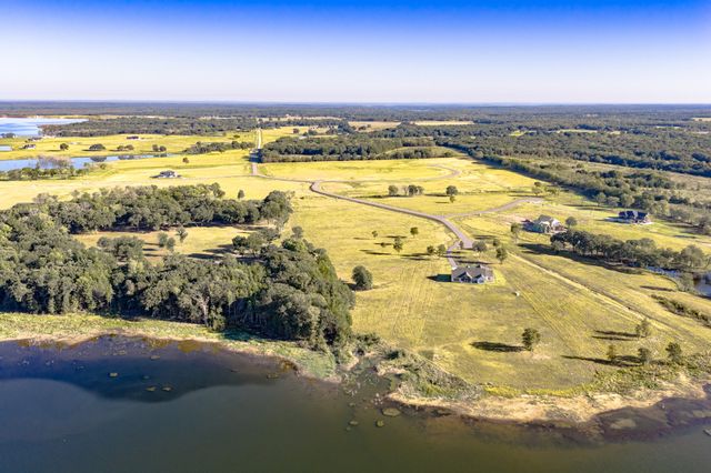 360 Lakewood Lane, Honey Grove, TX 75446