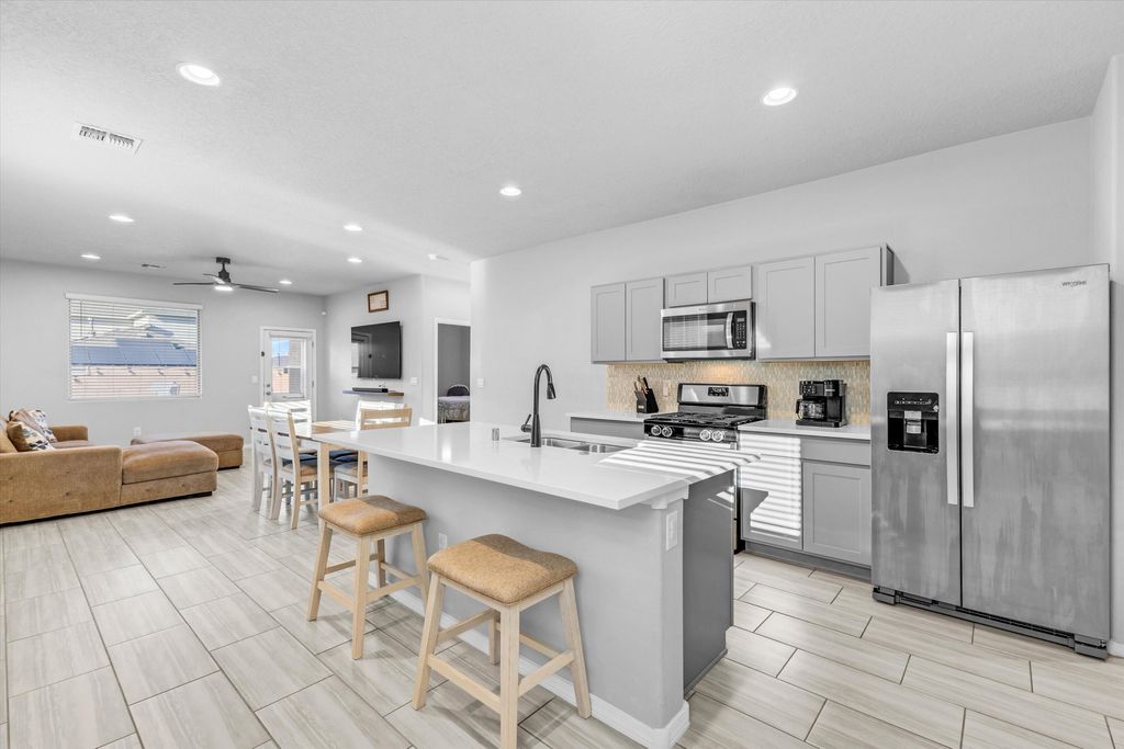 Image 7 of property listing at 4863 Longs Peak Road NE, Rio Rancho, NM 87144