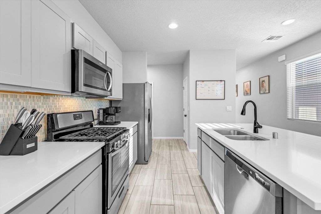 Image 8 of property listing at 4863 Longs Peak Road NE, Rio Rancho, NM 87144