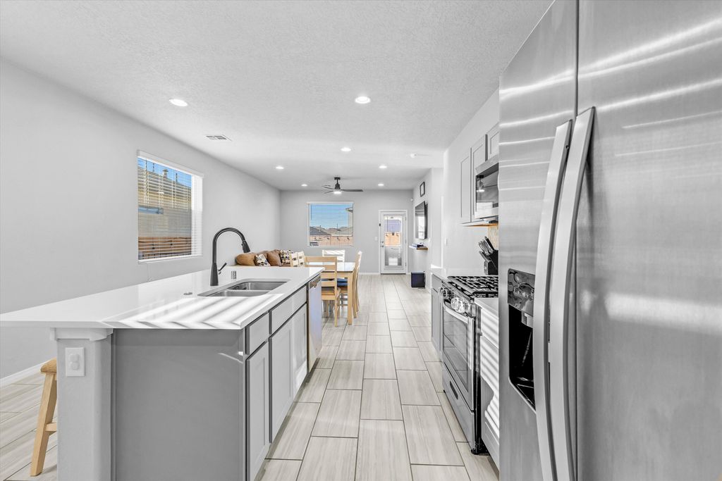 Image 9 of property listing at 4863 Longs Peak Road NE, Rio Rancho, NM 87144