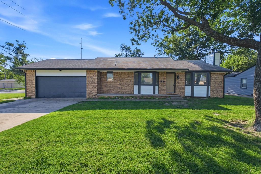 2010 S Glenn, Wichita, KS 67213