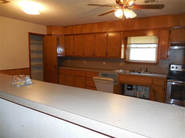 411 S A Street, Davis, OK 73030