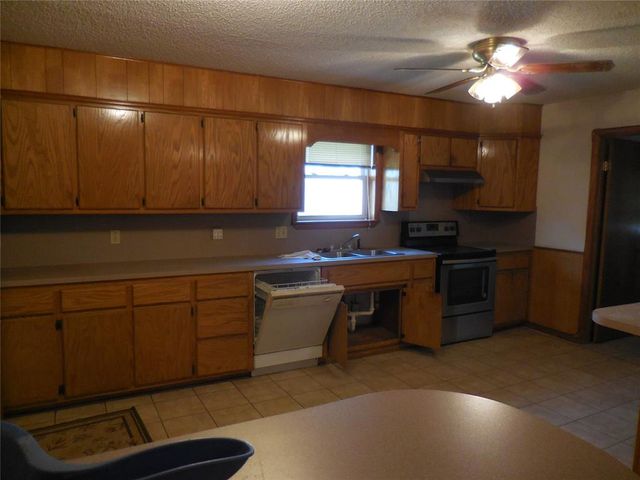 411 S A Street, Davis, OK 73030