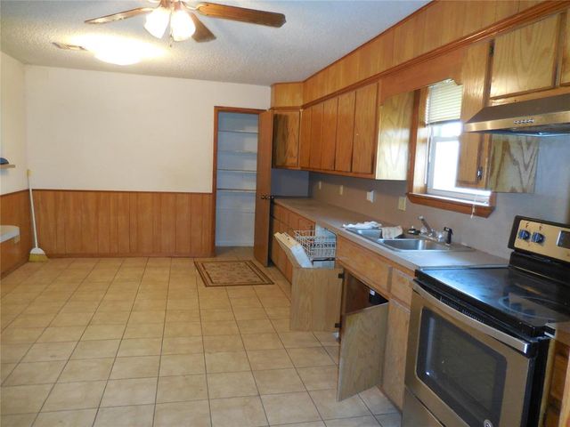 411 S A Street, Davis, OK 73030