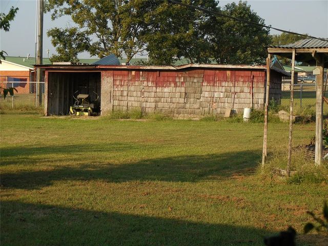 411 S A Street, Davis, OK 73030