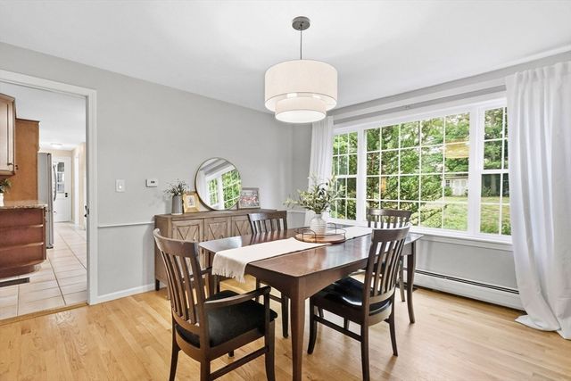 27 Eastwood Dr, Wilbraham, MA 01095