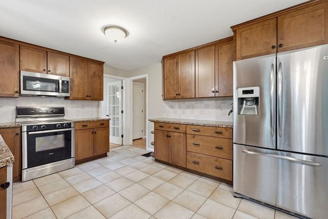 27 Eastwood Dr, Wilbraham, MA 01095