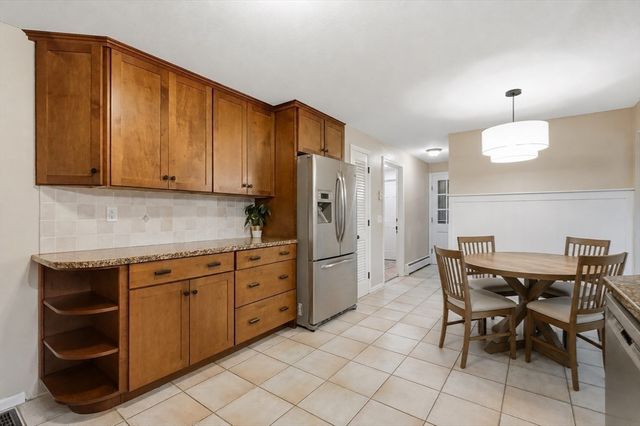 27 Eastwood Dr, Wilbraham, MA 01095