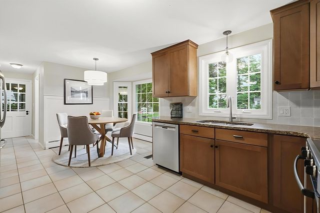 27 Eastwood Dr, Wilbraham, MA 01095