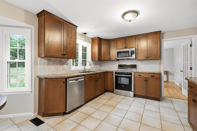 27 Eastwood Dr, Wilbraham, MA 01095