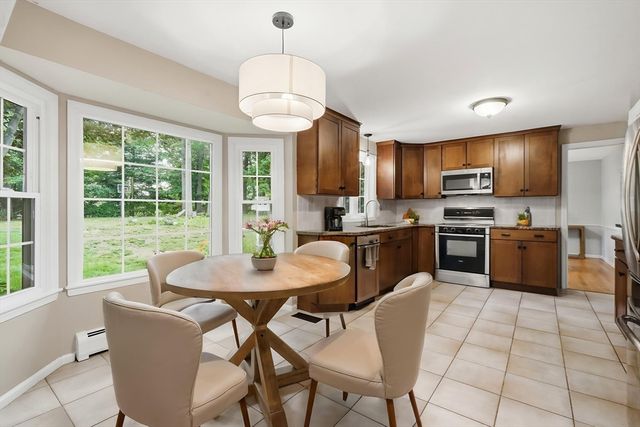 27 Eastwood Dr, Wilbraham, MA 01095