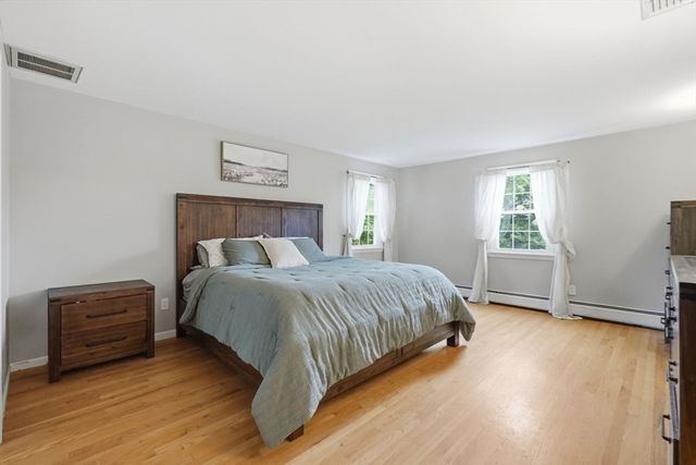 27 Eastwood Dr, Wilbraham, MA 01095