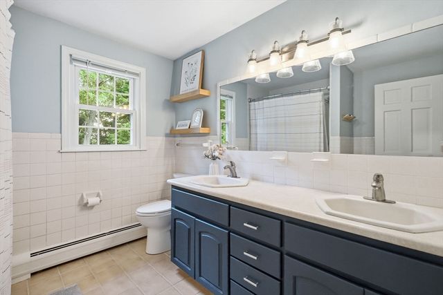 27 Eastwood Dr, Wilbraham, MA 01095