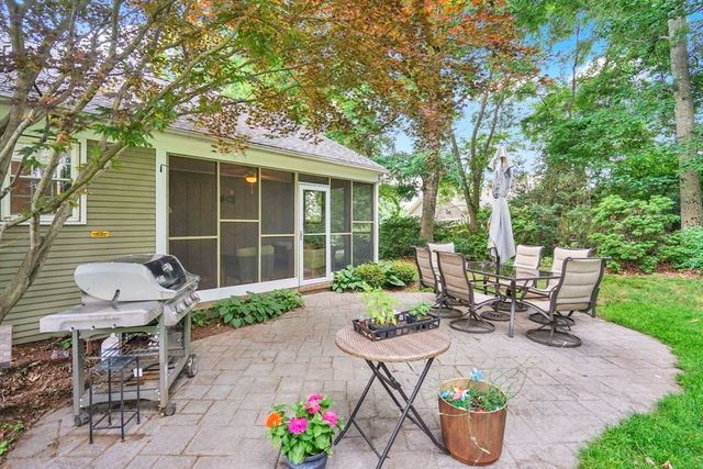 27 Eastwood Dr, Wilbraham, MA 01095