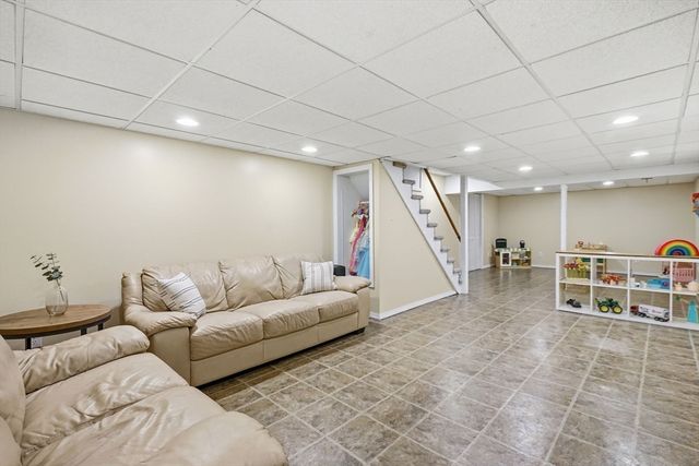 27 Eastwood Dr, Wilbraham, MA 01095