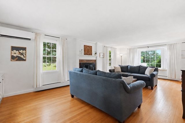 27 Eastwood Dr, Wilbraham, MA 01095