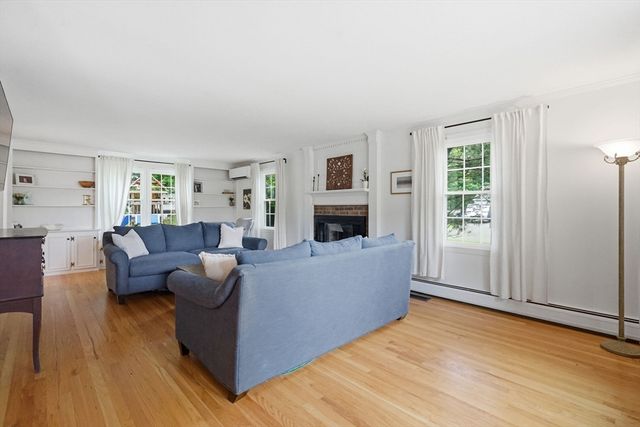 27 Eastwood Dr, Wilbraham, MA 01095