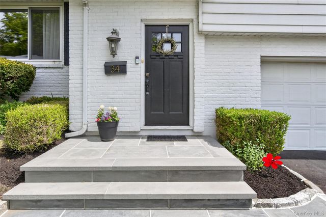 34 Bridge Road, Manhasset, NY 11030
