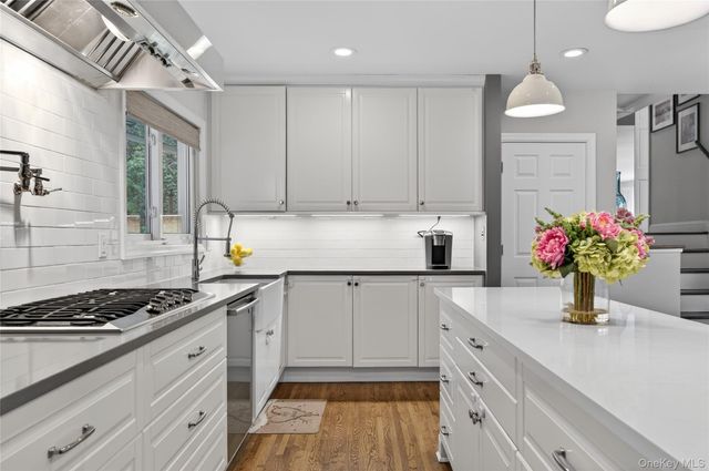 34 Bridge Road, Manhasset, NY 11030