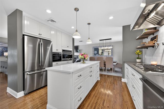 34 Bridge Road, Manhasset, NY 11030