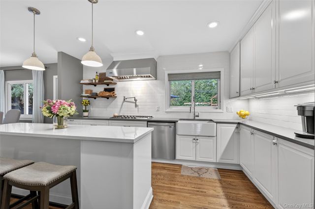 34 Bridge Road, Manhasset, NY 11030