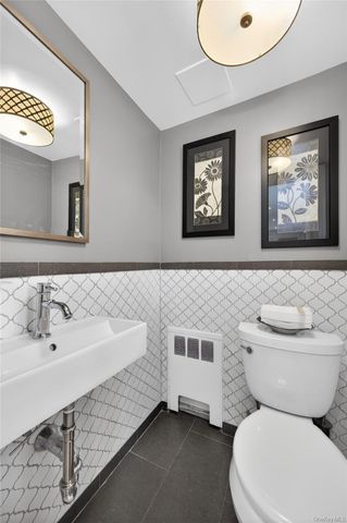 34 Bridge Road, Manhasset, NY 11030