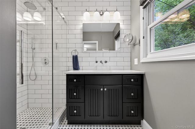 34 Bridge Road, Manhasset, NY 11030