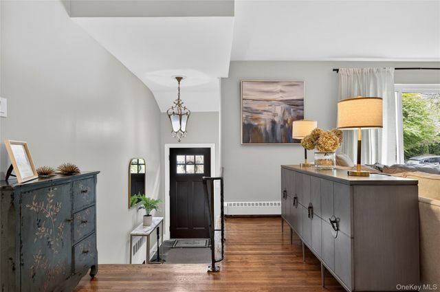 34 Bridge Road, Manhasset, NY 11030