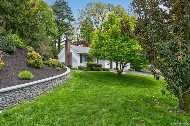 34 Bridge Road, Manhasset, NY 11030