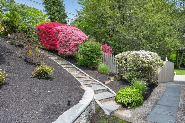 34 Bridge Road, Manhasset, NY 11030