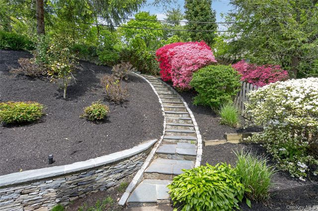 34 Bridge Road, Manhasset, NY 11030