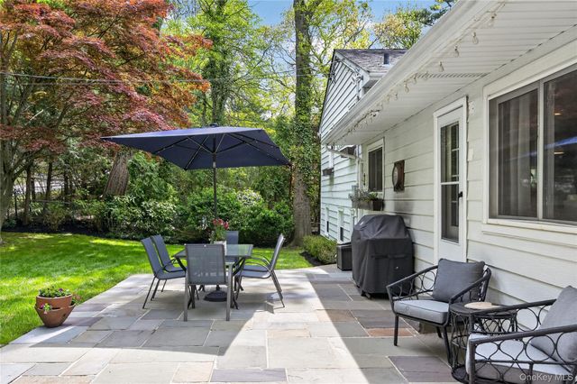 34 Bridge Road, Manhasset, NY 11030