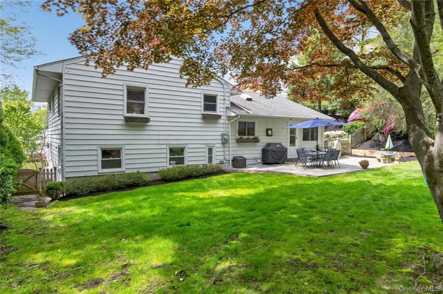 34 Bridge Road, Manhasset, NY 11030