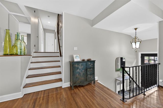 34 Bridge Road, Manhasset, NY 11030