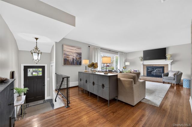 34 Bridge Road, Manhasset, NY 11030