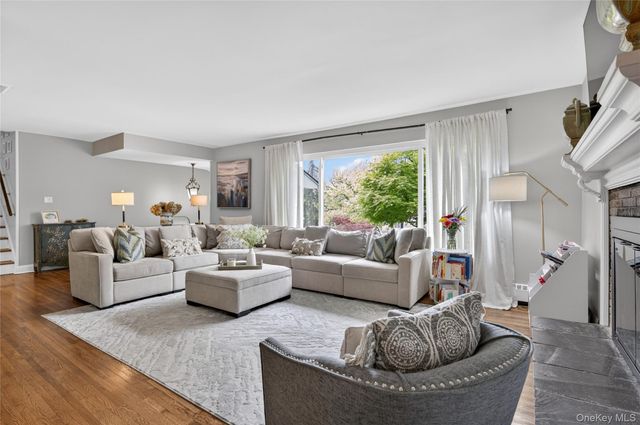 34 Bridge Road, Manhasset, NY 11030