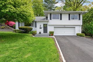 34 Bridge Road, Manhasset, NY 11030