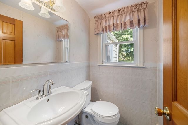 40 Bell Rd, Weymouth, MA 02188