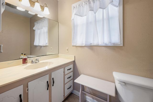 309 River Oaks Dr, Jefferson, TX 75667