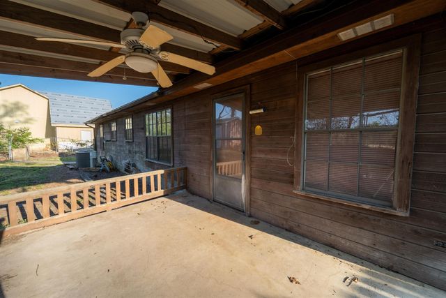 309 River Oaks Dr, Jefferson, TX 75667