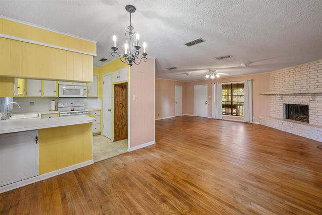 309 River Oaks Dr, Jefferson, TX 75667